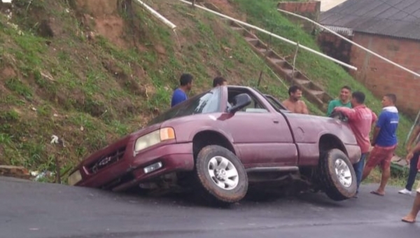 Em Cruzeiro do Sul, carro cai dentro de buraco e moradores reclamam de constantes acidentes